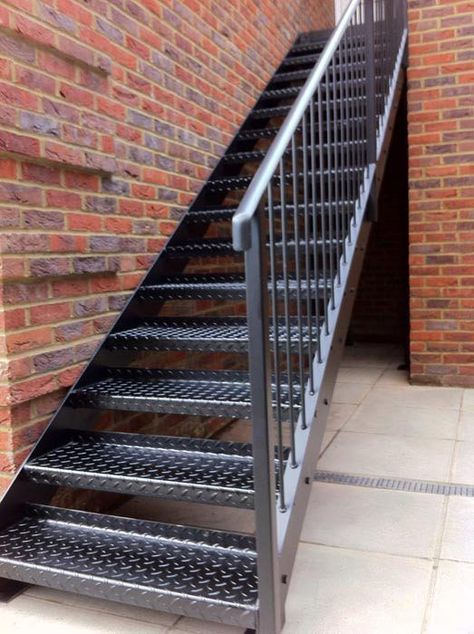 Exterior Stair Railing, Steel Stairs Design, Stair Design Architecture, Outside Stairs, درج السلم, Staircase Outdoor, Staircase Design Modern, Iron Staircase, Wrought Iron Stairs