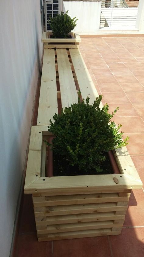 Garden Bench With Plants Plots- Simple Build Garden Diy Furniture, Diy Outdoor Seating, Simple Benches, Pallet Patio, Plants Growing, Diy Garden Furniture, Wooden Planters, Wooden Bench, Garden Bench