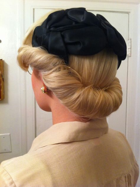 Vintage hair updue 1940s retro pinup POST YOUR FREE LISTING TODAY!   Hair News Network.  All Hair. All The Time.  http://www.HairNewsNetwork.com Vintage Hair Updo, Cabelo Pin Up, 1930s Hair, 40s Hairstyles, 50s Hairstyles, Victory Rolls, 1940s Hairstyles, Pin Up Vintage, Rockabilly Hair