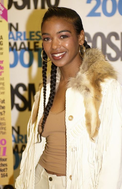 The first time I met Ananda Lewis her hair was in two braids, she wore overalls, & walked into the room singing Outkast's "Elevators". Great first impression. Love this woman. Ananda Lewis, 90s 2000s Fashion, Black Entertainment, 90s Hip Hop Fashion, Vintage Black Glamour, Black Hollywood, Perfect Skin, African American Hairstyles, 2000s Fashion