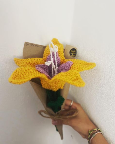 Tangled crochet flower. Yellow petals with a violet center. Tangled Sundrop Flower Crochet, Rapunzel Sun Crochet, Tangled Flower Crochet Pattern, Crochet Rapunzel Flower, Rapunzel Flower Crochet, Tangled Rapunzel Crochet, Crochet Tangled Flower, Tangled Crochet Bouquet, Tangled Crochet Pattern