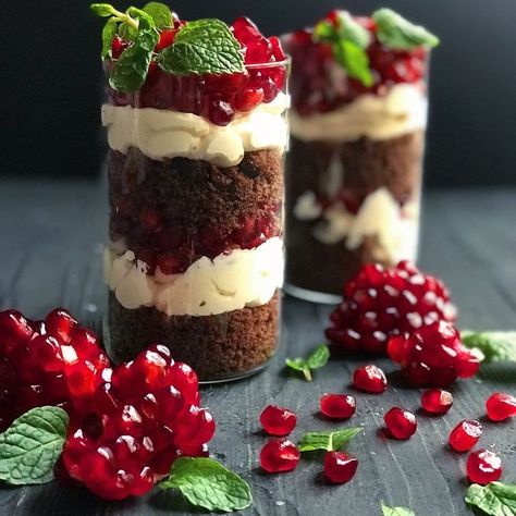 Pomegranate Cheesecake, Pomegranate Dessert, Quick Cheesecake, Cheesecake Parfait, Mini Dessert Recipes, Yalda Night, Cheesecake Parfaits, Pomegranate Recipes, Delicious Brownies