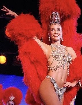 Moulin Rouge Dancers, Moulin Rouge Paris, Silhouette Mode, Burlesque Outfit, Carnival Fashion, Carnival Girl, Showgirl Costume, Vegas Showgirl, Burlesque Costumes