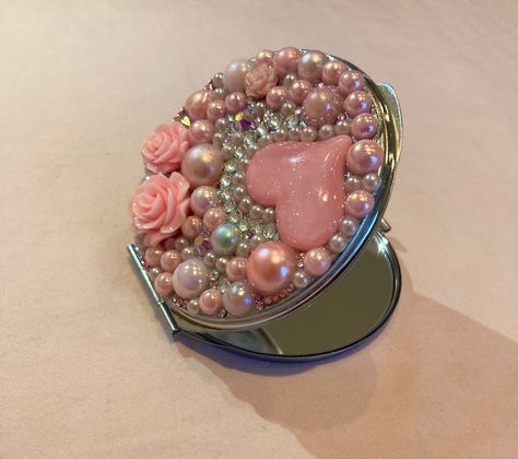 Hand Mirror Aesthetic, Hand Mirror Decorating Ideas, Aesthetic Hand Mirror, Diy Hand Mirror Craft, Pocket Mirror Diy, Diy Hand Mirror, Diy Compact Mirror, Bedazzled Hand Mirror, Rhinestone Mirror Diy