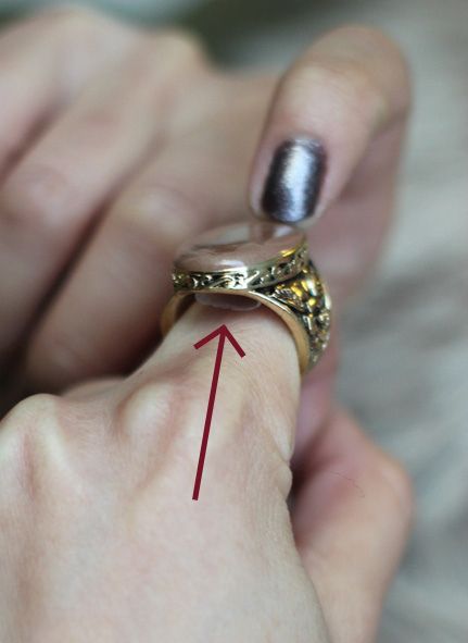 A free way to temporarily get your ring that is too loose to fit. Trick: Scotch packing tape! Loose Ring Hack, Ring Too Big Hack, Light Brown Nail Polish, Make A Ring Smaller, Ring Trick, Remake Clothes, Uncut Diamond Ring, Fashion Style Tips, Fashion Tricks