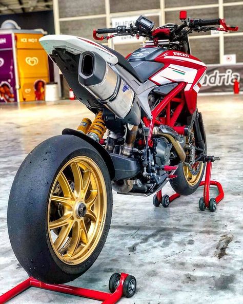 Ducati Obsession — Hypermotard 950 😍😎 #ducatiobsession 📷... Motard Bikes, Hypermotard Ducati, Bmw Motorcycle S1000rr, Ducati 1299 Panigale, Ktm Supermoto, Xe Ducati, Ducati Multistrada 1200, Custom Motorcycles Bobber, Stylish Bike