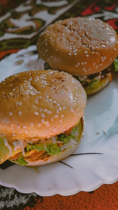 Burger rumahan Burger Snapchat Story, Burger Snapchat, Angels Burger, Foods Snapchat, Burger Snap, Burger Pictures, Burger Aesthetic, Food Snap Story, Couple Shadow