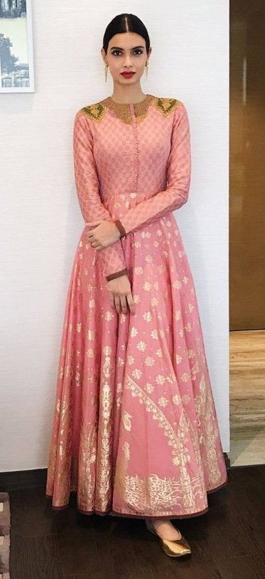 Style Indian Fashion, Sleek Hairstyle, Gown Ideas, Designer Kurta, Shade Of Pink, Karisma Kapoor, Diwali Party, Diana Penty, Kareena Kapoor Khan