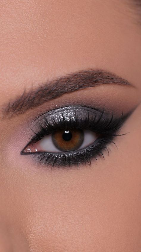 Creating looks with @trueluscious Flora Furiosa Palette, inspired by fierce flowers, this is a romantic and wearable color story… | Instagram Smokey Cat Eye Makeup, Trucco Smokey Eye, Smokey Eye Makeup Steps, Cat Eye Makeup Tutorial, Grey Eye Makeup, Evening Eye Makeup, Silver Eye Makeup, Prom Eye Makeup, Smokey Eye Tutorial