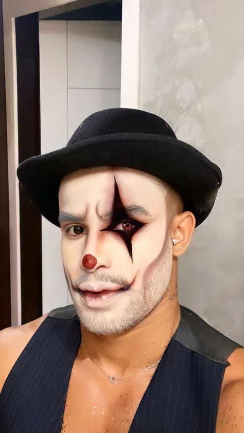 Circus Makeup Men, Guy Clown Costume, Simple Halloween Makeup For Men, Clown Makeup Halloween Men, Mens Clown Makeup Simple, Clown Makeup Men Easy, Black And White Clown Makeup Men, Mens Halloween Makeup Easy, Mime Makeup Men