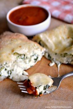 Four-Cheese Spinach Calzones ... so easy to make, super cheesy, and impossible to resist! They're the perfect weeknight meal! | Hello Little Home Spinach Calzone Recipe, Veggie Pizza Recipes, Cheese Calzone, Winter Vegetarian Recipes, Curry Puffs, Veggie Pizza Recipe, Autumn Recipes Vegetarian, Calzone Recipe, Meal Planning Recipes