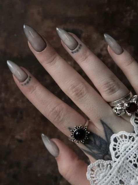 Dark October Nails, Grey Gothic Nails, Vampire Nails Gothic Aesthetic, Vampire Ombre Nails, Simple Witchy Nail Designs, Nail Art Gothic Dark Beauty, Dark Style Nails, Nail Gothic Ideas, Nails Inspiration Goth