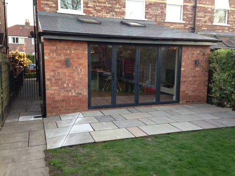 Rear Kitchen Extension, Rear Extension Ideas, Small House Extensions, Extension Veranda, Conservatory Extension, Bungalow Extensions, Flat Roof Extension, Single Storey Extension, Kitchen Diner Extension