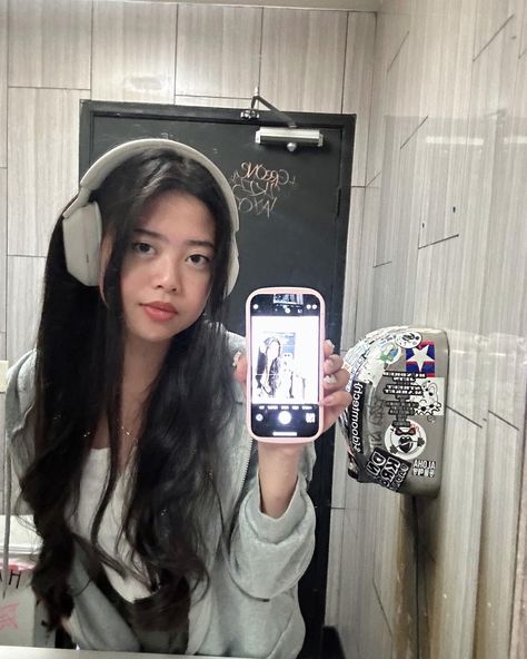 Sony Wh-1000xm5 Black, Sony Xm5 Headphones Outfit, Sony Wh-1000xm5 Outfit, Keeho Mirror Selfie, Xm5 Sony, Sony Xm5 Headphones Aesthetic, Sony Wh-1000xm5, Selfie With Headphones, Headphones Hairstyle