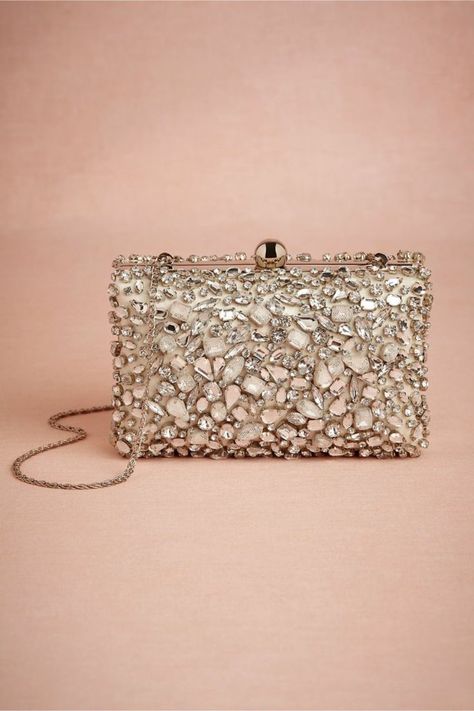 La pochette de soirée valorise votre look et attribue une touche glamour à votre tenue choisie. Vous avez une large gamme de choix parmi modèles attirants. Bridal Clutch, Box Clutch, Womens Purses, In The Bag, Arm Candy, Chanel Handbags, Beautiful Bags, Hand Bags, Clutch Purse