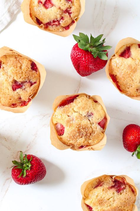 These bakery-style strawberry muffins are sweet, cake-like and very delicious! They are filled with fresh summer strawberries and topped with sugar! Homemade Strawberry Muffins, Air Fryer Bbq Chicken, Fresh Strawberry Muffins, Midwest Kitchen, Fresh Strawberry Recipes, Homemade Bbq Sauce, Bakery Style Muffins, Bbq Chicken Wings, Strawberry Muffins