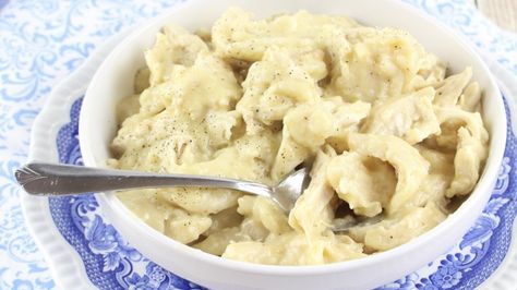 How To Make Quick Chicken and Dumplings ~ https://www.southernplate.com Chicken And Dumplings Recipe With Biscuits, Dumplings With Biscuits, Quick Chicken And Dumplings, Easy Chicken Dumpling Recipes, Cowboy Pasta, Sweet Potato Dumplings, Chocolate Chip Cookies Easy, Toffee Chocolate Chip Cookies, Easy Chicken And Dumplings