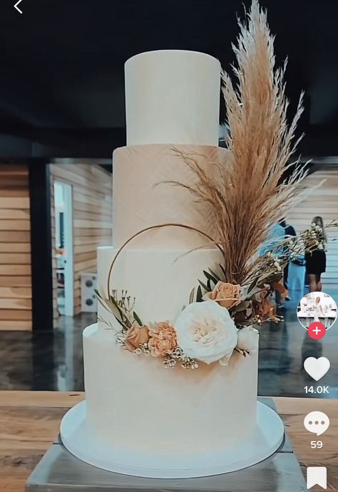 Rustic Wedding Cake With Pampas, Boohoo Wedding Cake, Boho Themed Wedding Cake, Shades Of Brown Wedding Decor, Wedding Cake Boheme, Pampas Wedding Cake, Wedding Cake With Pampas, Boho Wedding Cake Table, Brown Wedding Cake