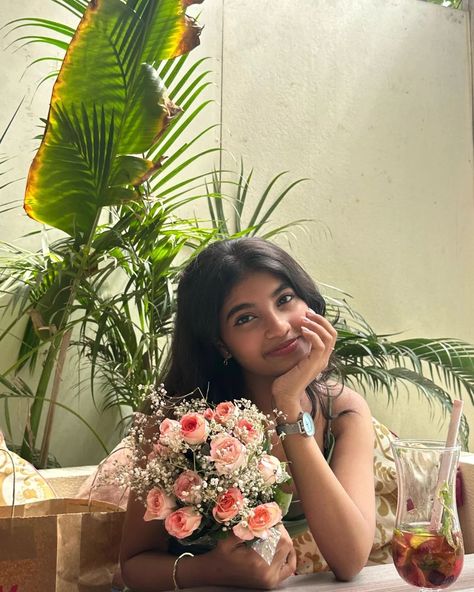 17teen seems sweet 🥨 Can't wait to be legal soon ☕🐾 📸 : @pradsss.here n @akkshit_18 Photos Idea For Birthday, Photos With Flowers Instagram, Birthday Poses In Cafe, Photo Pose Ideas Aesthetic, Instagram Random Photos, Flower Picture Ideas, Birthday Poses For Instagram Outside, Birthday In Cafe, Cafe Photo Ideas Instagram