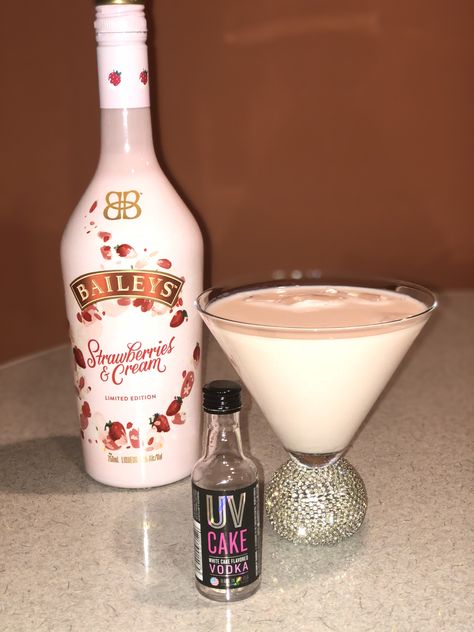 Cream Liqueur Drinks, Bailey Strawberry And Cream Recipes, Baileys Strawberry And Cream Recipes, Strawberry And Cream Baileys Drinks, Strawberry Baileys, Strawberries And Cream Baileys, Strawberries And Cream Alcoholic Drink, Alcoholic Drink Recipe, Vodka Drinks Easy