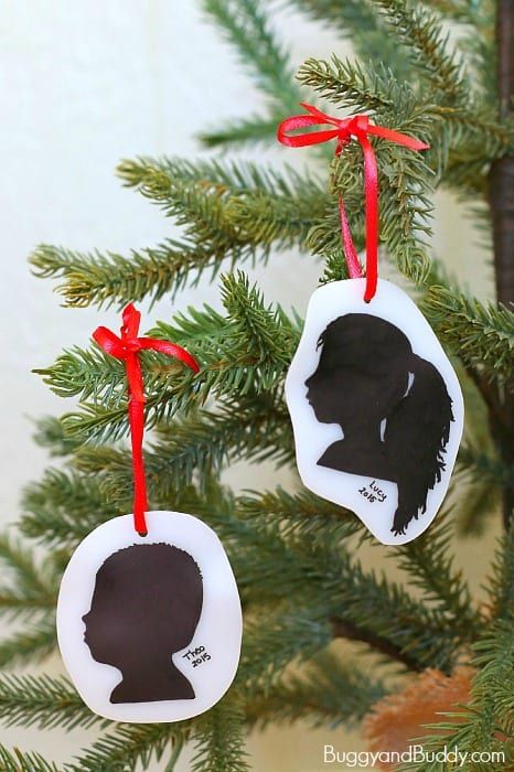 Preschool Christmas Ornaments, Silhouette Christmas Ornaments, Ornaments Diy Kids, Diy Silhouette, Ornament Craft, Holiday Crafts Diy, Christmas Crafts For Kids To Make, Kids Christmas Ornaments, Christmas Kindergarten