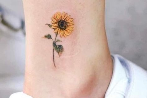 El tatuaje de girasol es una opción muy popular para diseños de tatuajes porque además de ser una flor muy... Sunflower Tattoo Back, Watercolor Sunflower Tattoo, Daisy Tattoos, Tattoo Ideas For Females, Sunflower Tattoo Ideas, Sunflower Tattoo Simple, Bestie Tattoos, Sunshine Tattoo, Growing Sunflowers