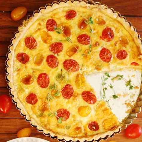 Breakfast Egg and Gruyere Cheese Quiche Tart with Tomatoes Ricotta Quiche, Ham Cheese Puff Pastry, Recipes Using Ham, Grape Tomato Recipes, Tomato Quiche, Breakfast Tart, Pasta Fillo, Bacon Quiche, Cheese Quiche