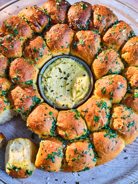 What’s not to love about a freshly baked garlic bread?! Deliciously golden and crispy with an irresistibly soft and spongy centre. This super easy garlic and herb tear and share bread is made using Maldon Garlic Sea Salt; where the flavours of both wild and roasted garlic hugs you as you take your first bite. Tear And Share Bread, Tarragon Chicken, Bread Toppings, Butter Bread, Baked Garlic, Dinner Party Summer, Dinner Party Recipes, Charcuterie Recipes, Work Lunch