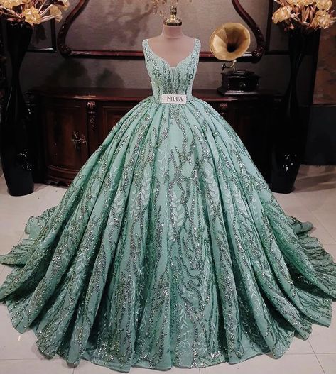 Green Princess Style Dress For Debutante Ball, Green Ball Gown For Debutante Ball, Green Quence Dress, Green Floor-length Wedding Dress For Debutante Ball, Luxury Green Floor-length Quinceanera Dress, Ethereal Fashion, Debut Gowns, Real Outfits, Vestido Charro