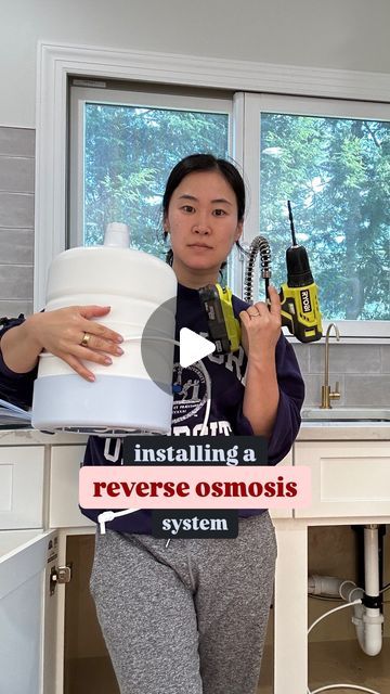 minna lee on Instagram: "👷🏻‍♀️🚰💧I installed this reverse osmosis system myself, and here's how I chose which system to buy, after years of research:

(head to link in my bio for the link to the system-- it's $150 off right now with it!)

👀after seeing my local municipal water reports (not great) and SCOTUS's Chevron ruling, I finally made this investment in an RO system. an RO system removes 99% of toxins, including PFAs, lead, fluoride, pesticides, and more.

✔️not only does this system have all the must-haves of a great RO system (NSF 58 certified, remineralization filter, easy to change filters, low amount of water waste compared to other systems, fits under most standard sink cabinets)-- it also has a battery (so you don't need to install an electrical hookup under your sink if yo Sink Cabinets, Ro System, Kitchen Setup, Reverse Osmosis System, Water Waste, Sink Cabinet, Reverse Osmosis, Under Sink, Water Filter