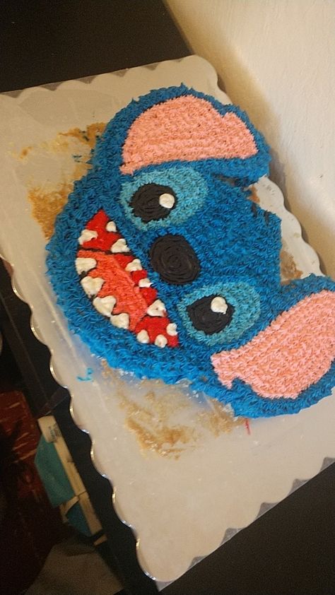 Stitch Cupcake Cake Ideas, Lilo And Stitch Cupcake Cake, Easy Diy Stitch Cake, Easy Stitch Cake Ideas, Disney Stitch Cake Ideas, Stitch Cake Diy, Stitch Pull Apart Cupcakes, Lilo And Stitch Birthday Cakes, Stitch Birthday Cake Easy