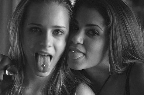 Piercing lengua. Tracy And Evie, Thirteen 2003, Thirteen Movie Aesthetic, Thirteen Movie, Rachel Wood, Evan Rachel Wood, Nikki Reed, Palaye Royale, Cute Piercings