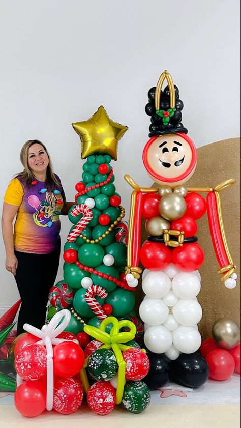 Nutcracker Balloon Garland, Nutcracker Christmas Balloons, Balloon Nutcracker, Christmas Balloon Decor, Balloons As Christmas Tree Ornaments, Christmas Balloon Twisting, Snowman Balloon Sculpture, Christmas Balloon Decorations, Balloons Decoration