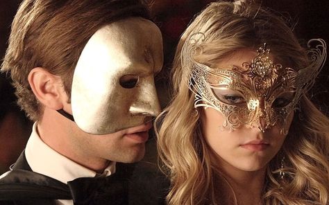 Gossip Girl Season 1, Silver Masquerade Mask, Gossip Girl Serena, The Mask Costume, Masquerade Ball Mask, Serena Van Der, Serena Van, Serena Van Der Woodsen, Valentino Dress