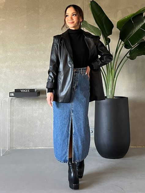 Mid Rise Denim Skirt, Mid 30s Fashion Outfits Women, Denim Long Skirt Outfit, Mid Skirt Outfits, Fall Modest Outfits, Long Denim Skirt Outfits, Skirt Outfits For Women, Outfits 30s, Tight Skirt Outfit