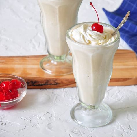 This White Russian Alcoholic Milkshake is a great way to booze up a classic milkshake! All the flavors of the classic cocktail, but with that ice cream. Alcoholic Milkshake, Boozy Milkshake, Vodka Cocktail, Boozy Desserts, Best Cocktail Recipes, Rich Desserts, White Russian, Milkshake Recipes, Classic Cocktail