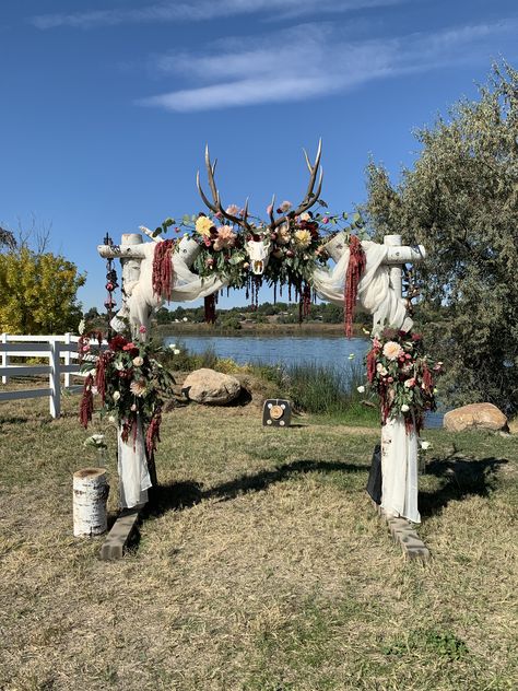 Deer Head Wedding Arch, Wedding Antler Centerpieces, Wedding Arch With Antlers And Flowers, Deer Skull Wedding Arch, Viking Wedding Arch, Viking Wedding Centerpieces, Goth Western Wedding, Viking Wedding Decor, Western Wedding Arch