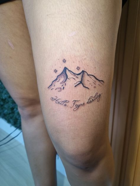 Rhysand Tattoos Knee, Acotar Tattoos Rhysand Knees, Rhysand And Feyre Tattoo Ideas, Acotar Rhysand Knee Tattoo, Rhys Tattoo Knee, Acotar Tattoo Ideas Feyre, Rhysand Tattoo Knee, Rhys Knee Tattoo, Sarah J Mass Tatoos