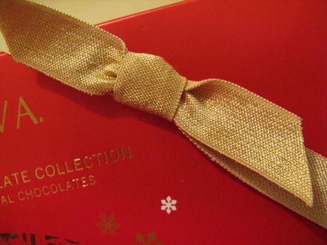 how to tie a flat knot Ribbon On Presents, Wrapping Tips, How To Tie A Knot, Package Bows, Ribbon Flats, Homemade Bows, How To Tie Ribbon, Gift Wrapping Inspiration, Bows Diy Ribbon