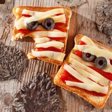 Mummy Pizza Sandwich feature Mummy Sandwich, Mummy Bread, Halloween Lunch Ideas, Halloween Sandwiches, Mummy Pizza, Snack Halloween, Mummy Treats, Fun Kid Lunch, Halloween Themed Snacks