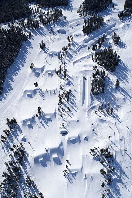 Blackcomb terrain park build-out from above. Left-hand line: Highest Level park, AKA Black park. Middle is the Blue park, the windy thing on the side is a skiercross course. Superpipe @ top right corner Ski Magazine, Snow Park, Backcountry Snowboarding, Snow Boarding, Whistler Blackcomb, Vail Colorado, Lake George, Snow Sports, Adventure Park