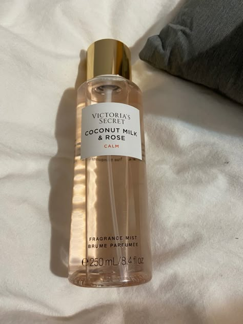 Profumo Victoria Secret, Coconut Perfume, Victoria Secrets Coconut, Victoria Secret Body Spray, Victoria Secret Body Mist, Rose Body, Perfume Organization, Perfume Body Spray, Victoria Secret Perfume