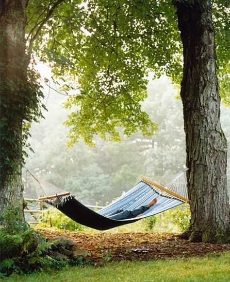 21 Inspirational examples of outdoor summer lounging spaces Home Tumblr, Have Inspiration, Peaceful Places, Simple Pleasures, Spring Day, Event Styling, Country Life, Patio Decor, Happy Places