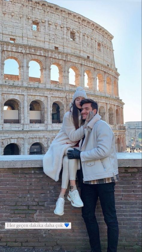 Couple Italy Photography, Rome Couple Photography, Couples Travel Outfits, Couple Poses Tourist, Paris Couple Poses, Photo Poses For Couples Travel, Rome Picture Ideas Couple, Couple Paris Photos, Marriage License Outfit