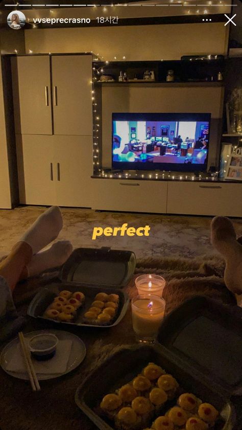 @vvseprecrasno Cozy Movie Night Aesthetic Couple, Cosy Movie Night Aesthetic, Christmas Movie Night Aesthetic Couple, Autumn Movie Night Aesthetic, Watching Christmas Movies Aesthetic Couples, Movie Night Photography, Movie Night Gift Basket, Girls Bedroom Themes, Movie Night Gift