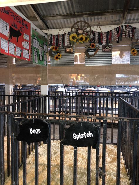 Livestock Stall Decorations, Ffa Fair Decorations Stalls, Fair Animal Pen Decorations, 4 H Pen Decorations, County Fair Stall Decorations Ideas, Fair Stall Decorations Ideas, 4h Fair Stall Decorations, Fair Pen Decorating Ideas, 4h Barn Decorations For Fair