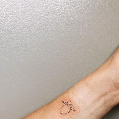 Lemon Fine Line Tattoo, Fine Line Lemon Tattoo, Lemon Tattoo Minimalist, Lemon Tattoo, Tattoos Tiny, Tiny Tats, Fruit Tattoo, Sister Tattoo, Single Needle Tattoo