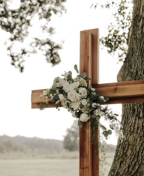 Outdoor Wedding Cross Backdrop, Cross Wedding Alter, Wedding Aisle Decorations Outdoor, Alex Cross, Wedding Alter, Cross Wedding, Holly Wedding, Easter Photography, Wedding Alters