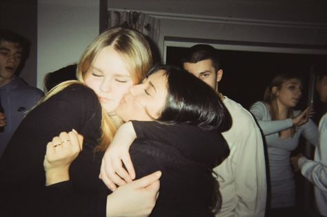 Party Friends Aesthetic, Friends At A Party, Disposable Film Camera, Film Party, Rina Kent, Film Pictures, Female Friendship, Camera Film, Disposable Camera