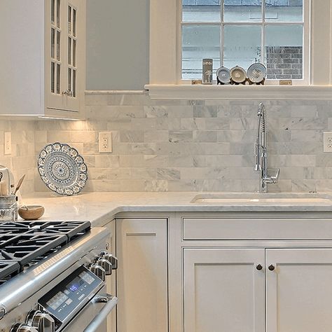 Kitchen Backsplash With Blue Cabinets, Backsplash And Countertop Combos, Modern Marble Floor, Ceramic Tiles Kitchen, Marble Tile Backsplash Kitchen, Adu Kitchen, Backsplash Kitchen White Cabinets, Brick Backsplash Kitchen, Cocina Ideas